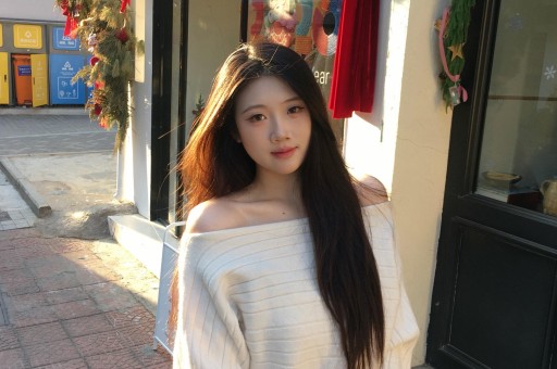 迪丽热巴深V造型登热搜引争议粉丝心疼担心走光审美讨论激烈